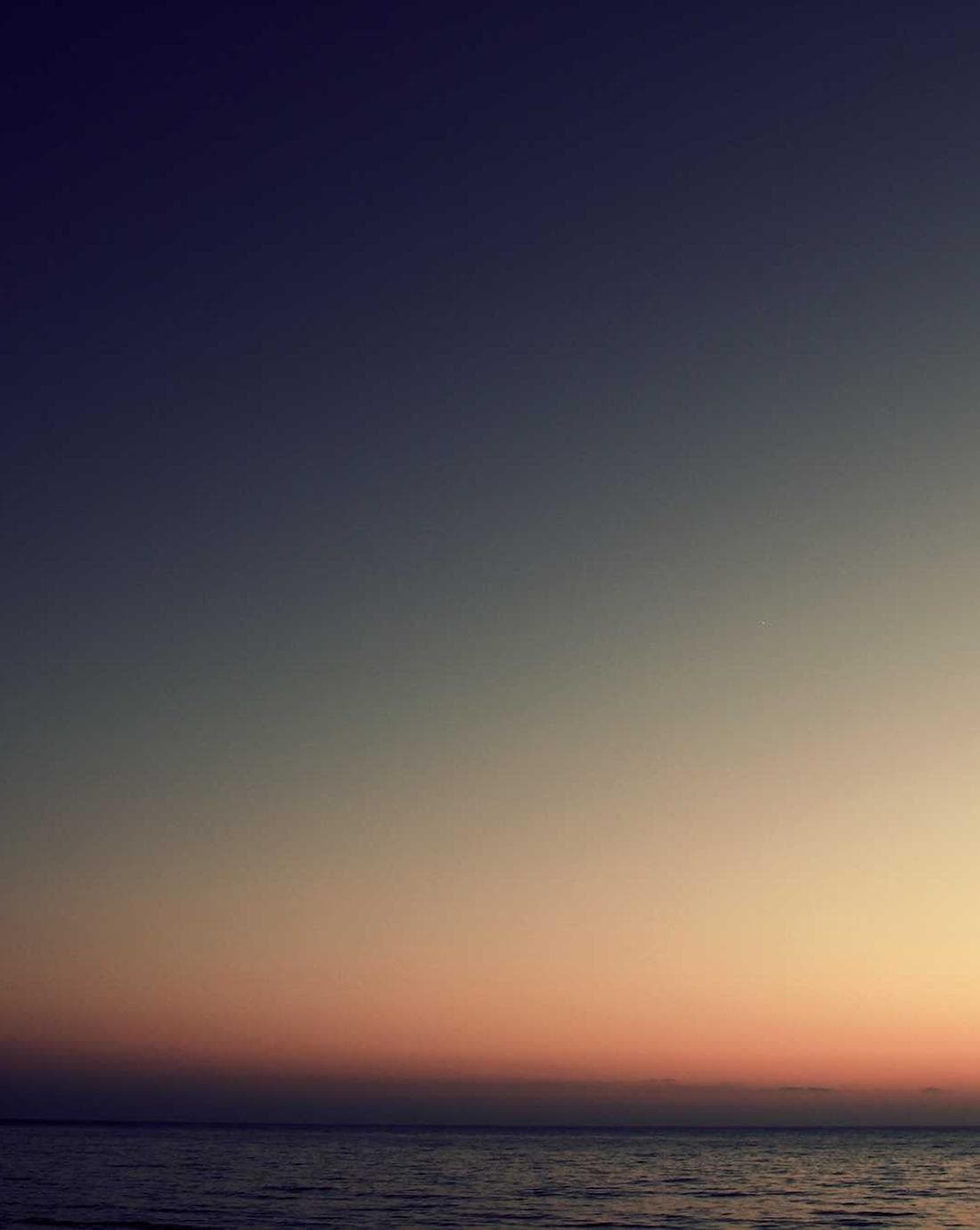 Persona contemplando una montaña al amanecer